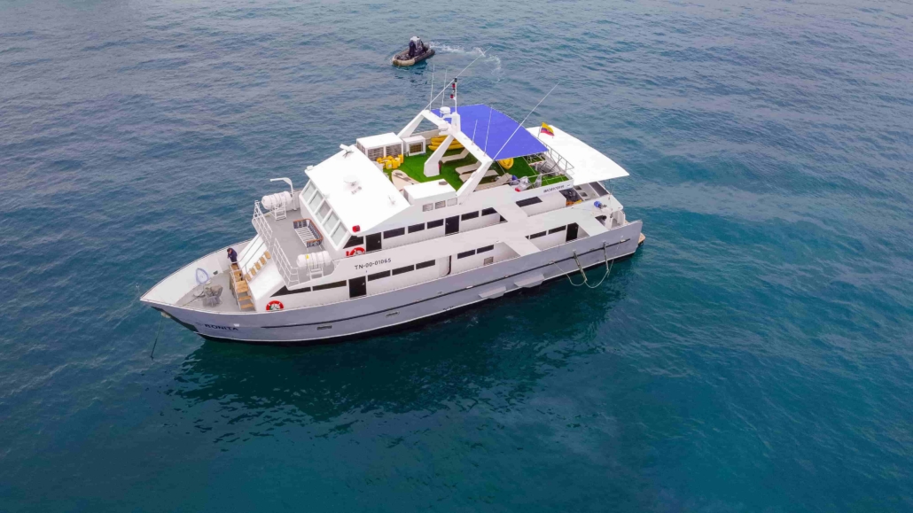 galapagos cruise tourist superior